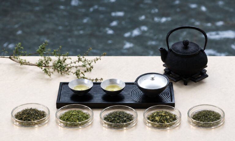 楽書院 十二の景 第一景「世界のお茶への扉」の茶器と茶葉