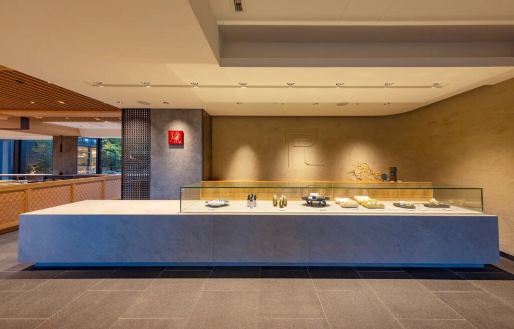 茶葉や和菓子を揃える楽書院の物販コーナー